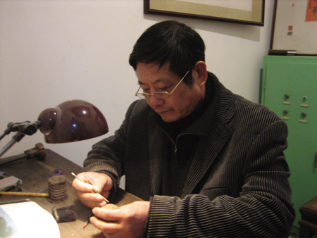 高松年：别具意趣雕瓷章