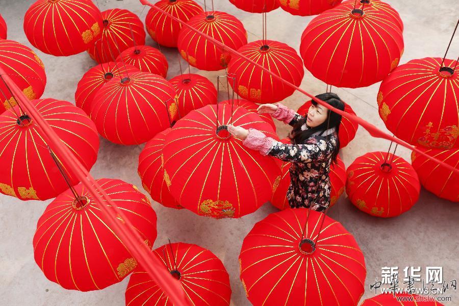 #（经济）（1）赶制灯笼迎新年