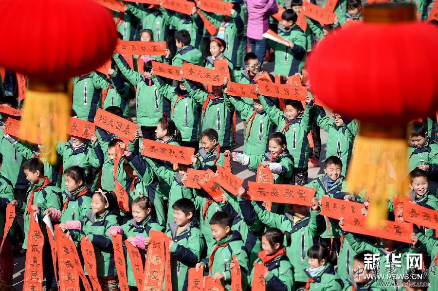 （社会）小学生书写春联送祝福