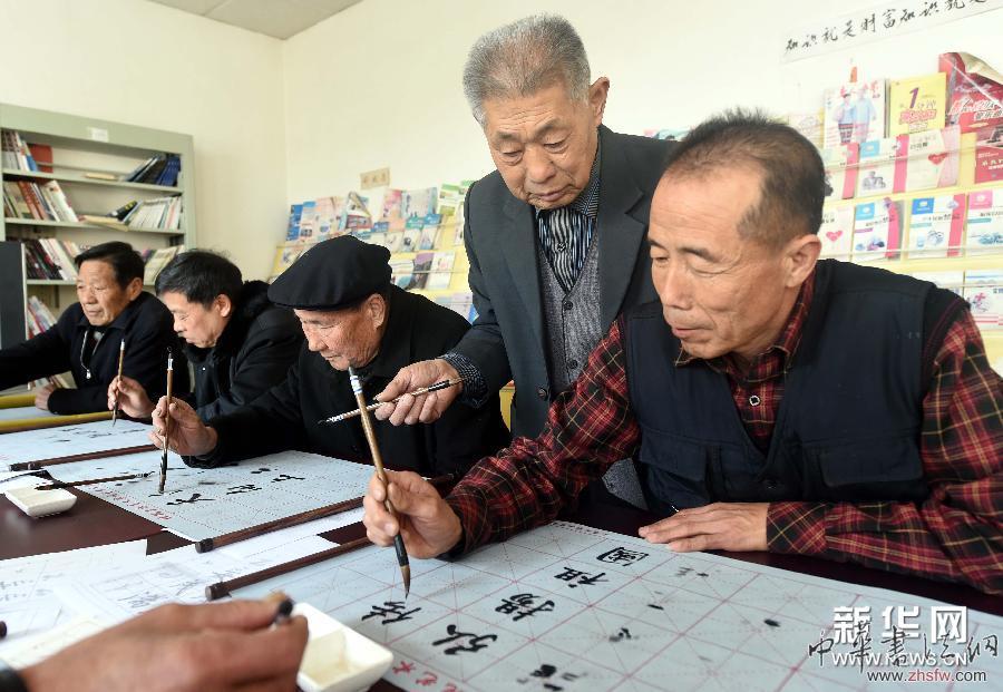 （晚报）（1）河北文安：78岁老人创办农家学社义务教书法