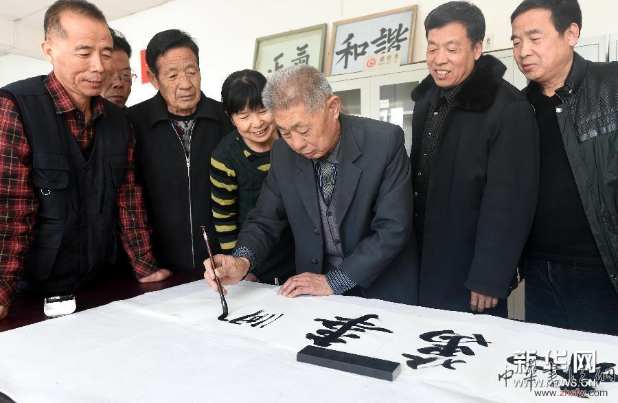 （晚报）（3）河北文安：78岁老人创办农家学社义务教书法