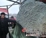乌鲁木齐一珠宝玉器城门口立两吨陨石迎宾