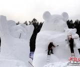 长春用40万立方米雪打造巨型雪雕群 组图