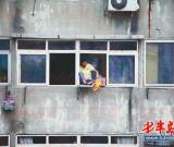 青岛：高压水枪10秒喷服轻生男